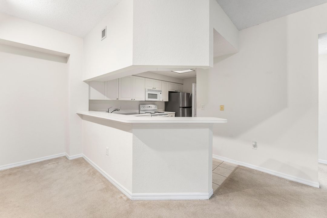 For Rent: $1,900 (1 beds, 1 baths, 819 Square Feet)