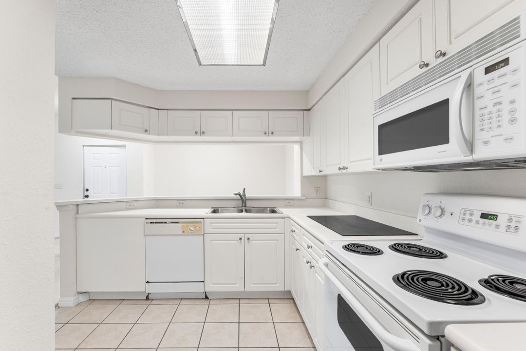 For Rent: $1,900 (1 beds, 1 baths, 819 Square Feet)