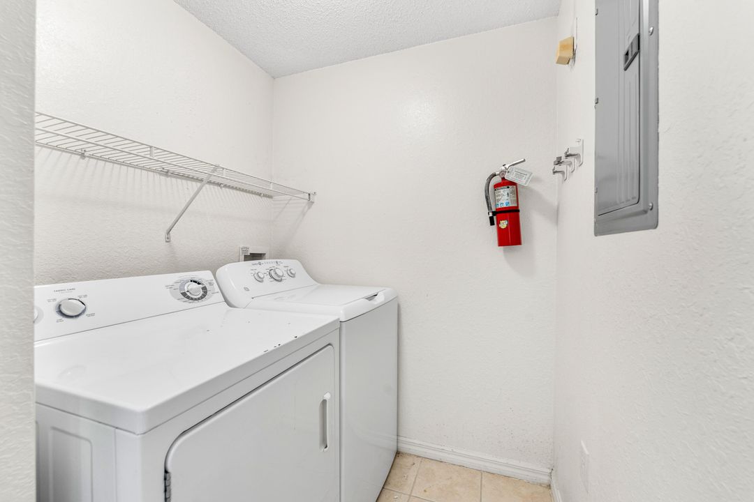 For Rent: $1,900 (1 beds, 1 baths, 819 Square Feet)