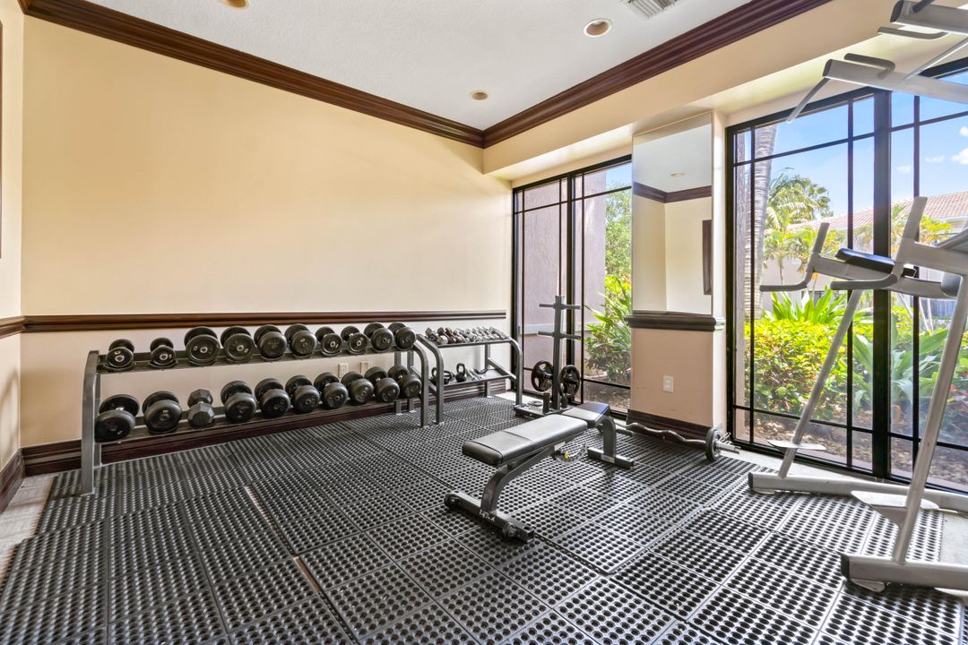 For Rent: $1,900 (1 beds, 1 baths, 819 Square Feet)