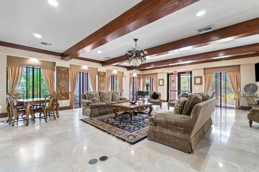 For Rent: $1,900 (1 beds, 1 baths, 819 Square Feet)