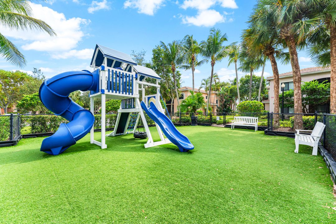 For Rent: $1,900 (1 beds, 1 baths, 819 Square Feet)