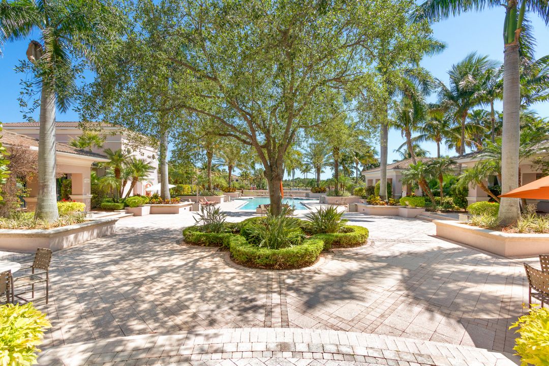 For Rent: $1,900 (1 beds, 1 baths, 819 Square Feet)