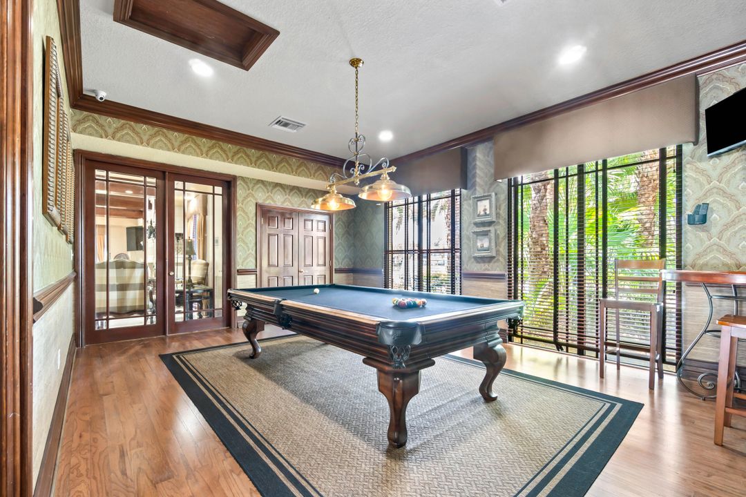 For Rent: $1,900 (1 beds, 1 baths, 819 Square Feet)