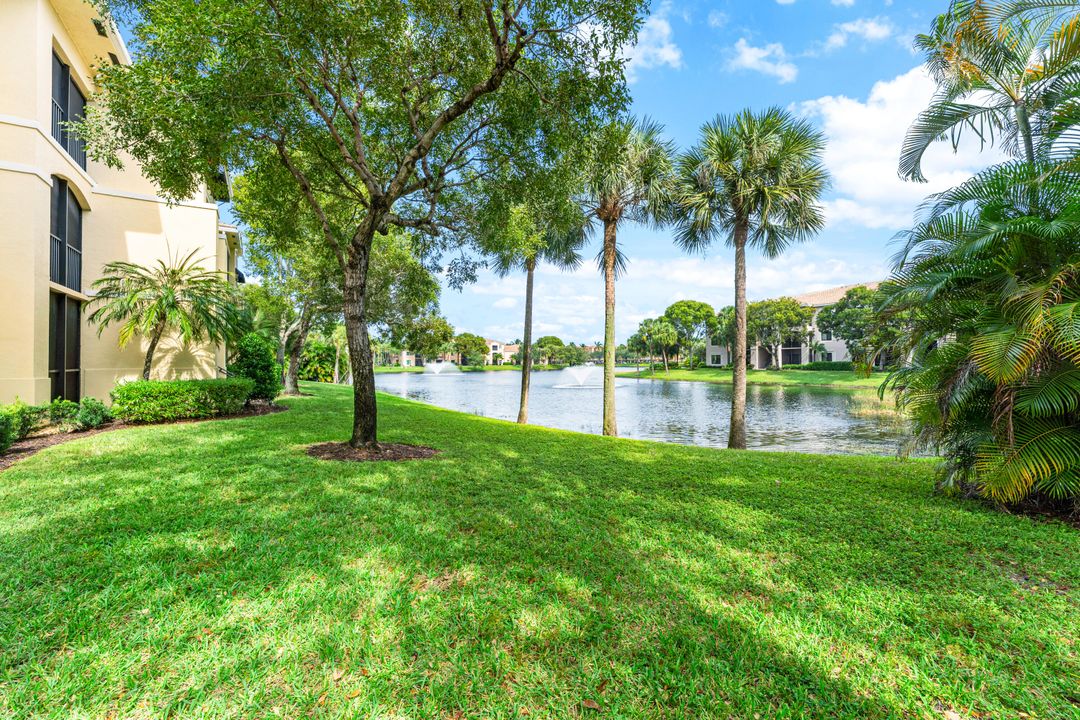 For Rent: $1,900 (1 beds, 1 baths, 819 Square Feet)