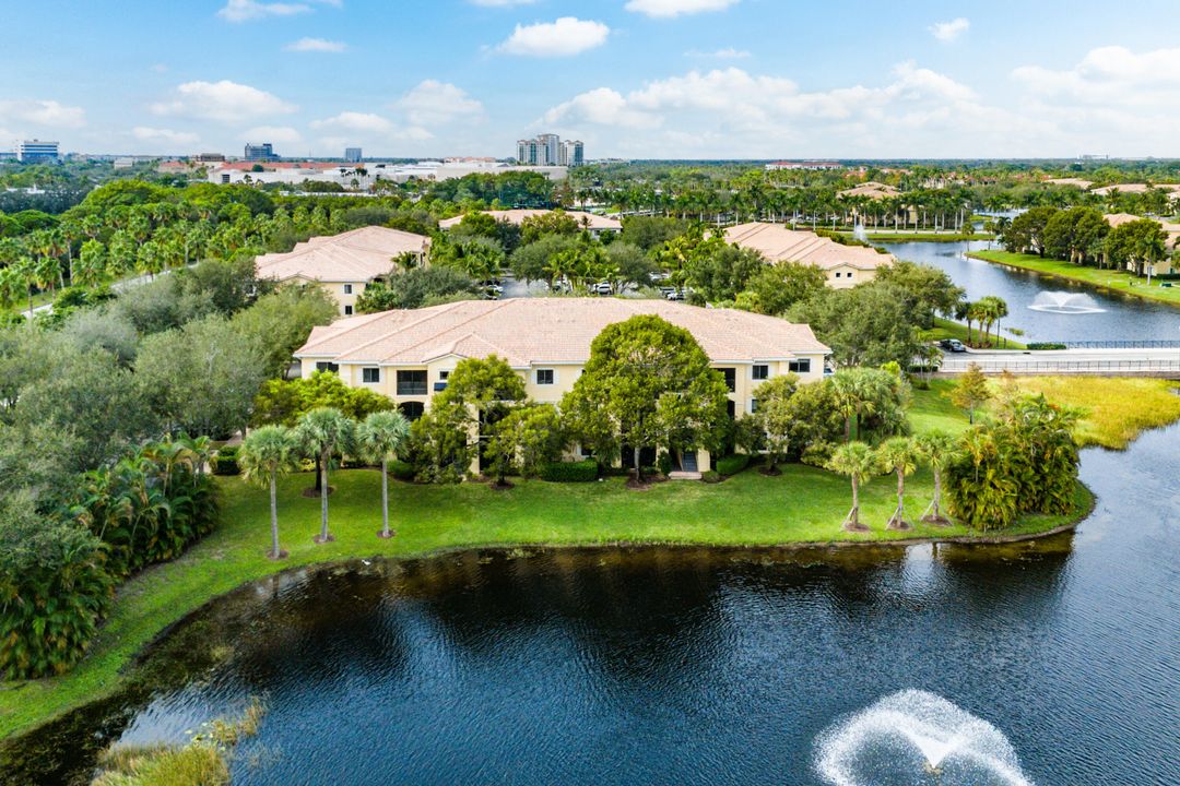 For Rent: $1,900 (1 beds, 1 baths, 819 Square Feet)