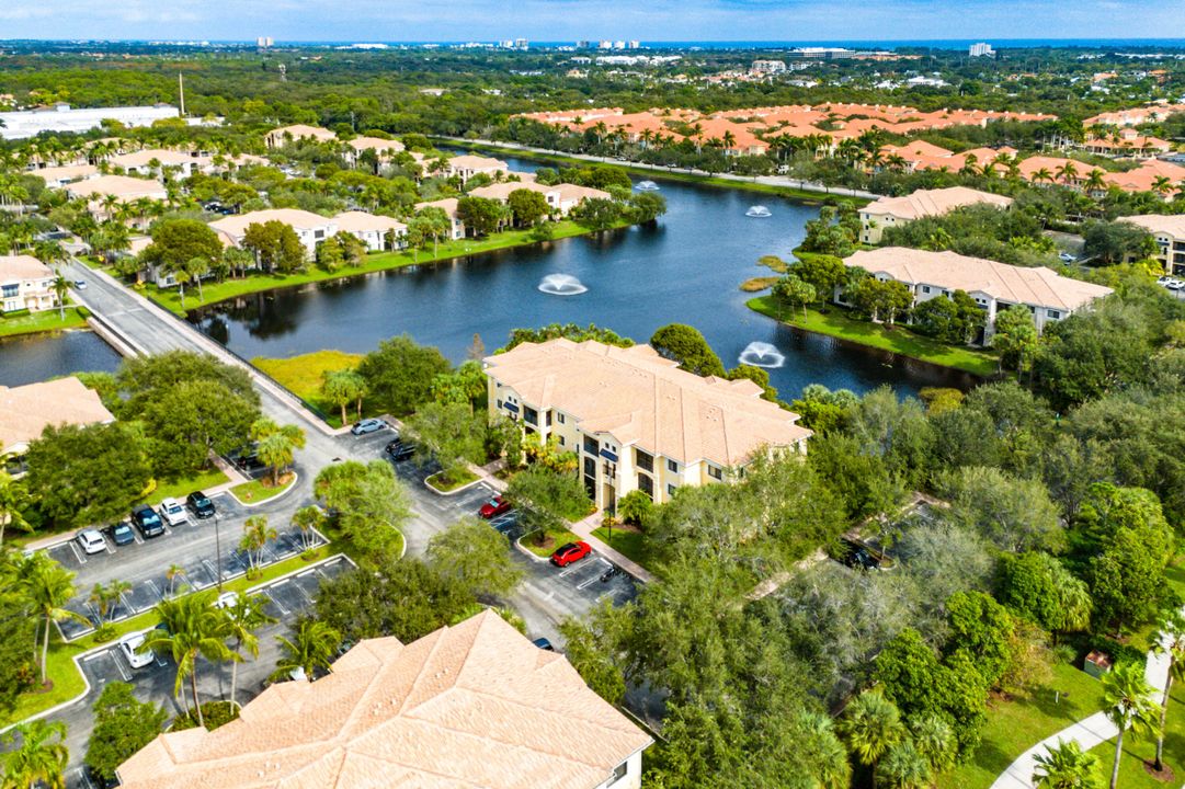 For Rent: $1,900 (1 beds, 1 baths, 819 Square Feet)