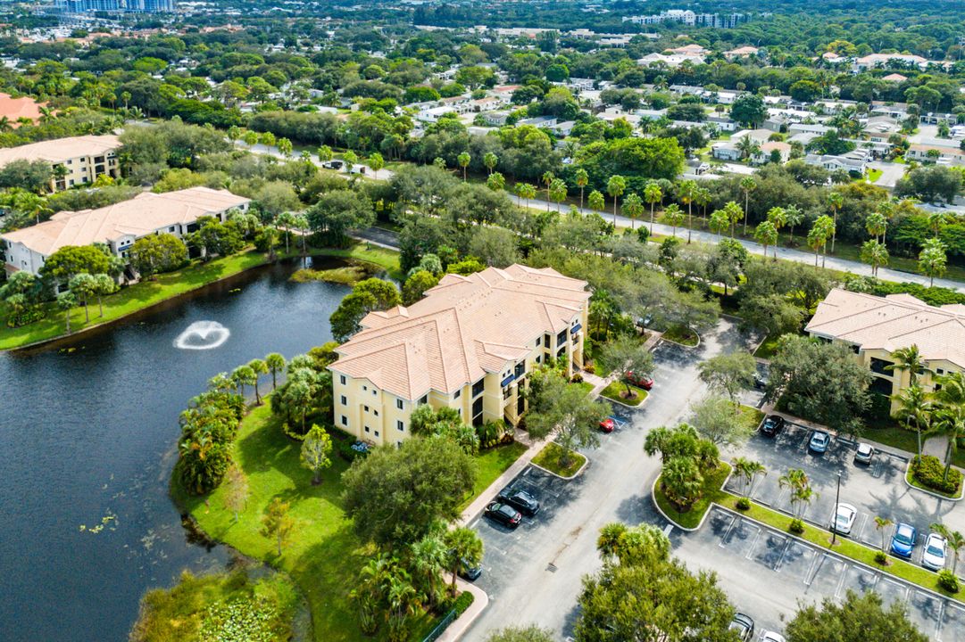 For Rent: $1,900 (1 beds, 1 baths, 819 Square Feet)