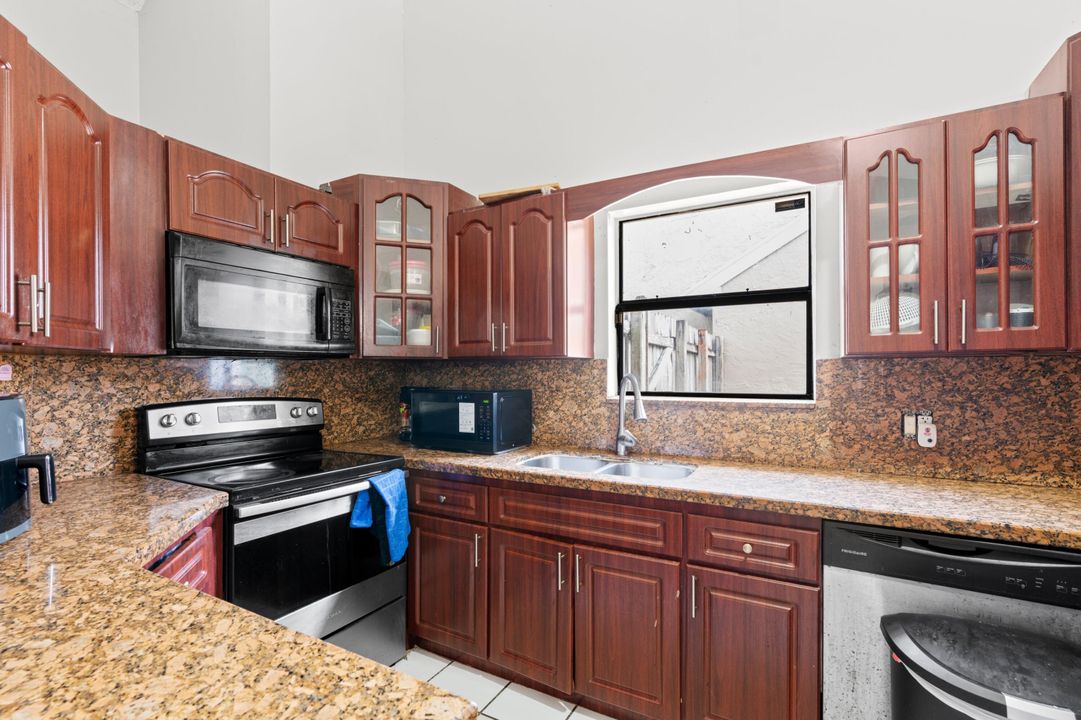 For Sale: $394,500 (3 beds, 2 baths, 1240 Square Feet)