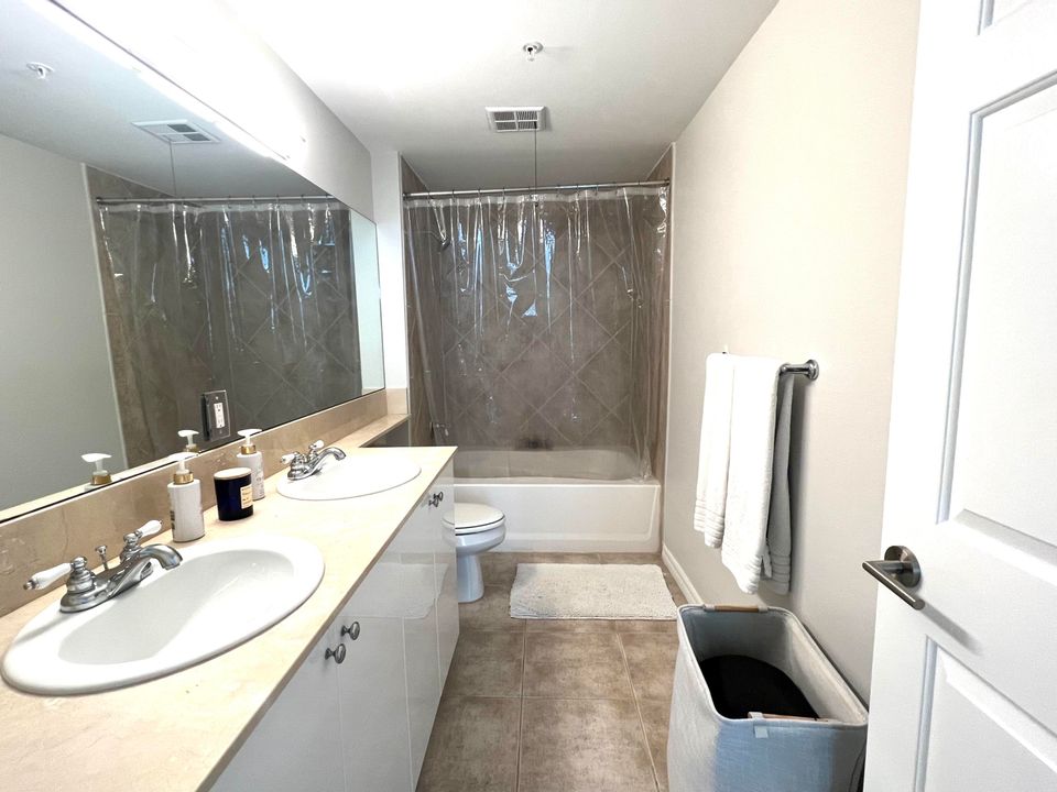 For Rent: $2,750 (2 beds, 2 baths, 1000 Square Feet)