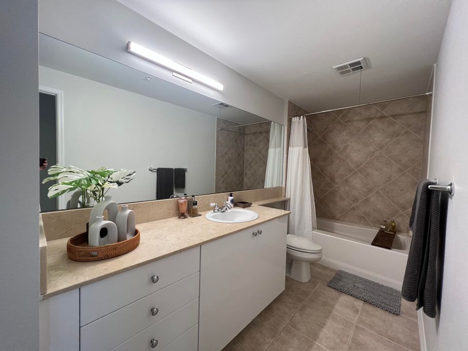 For Rent: $2,750 (2 beds, 2 baths, 1000 Square Feet)