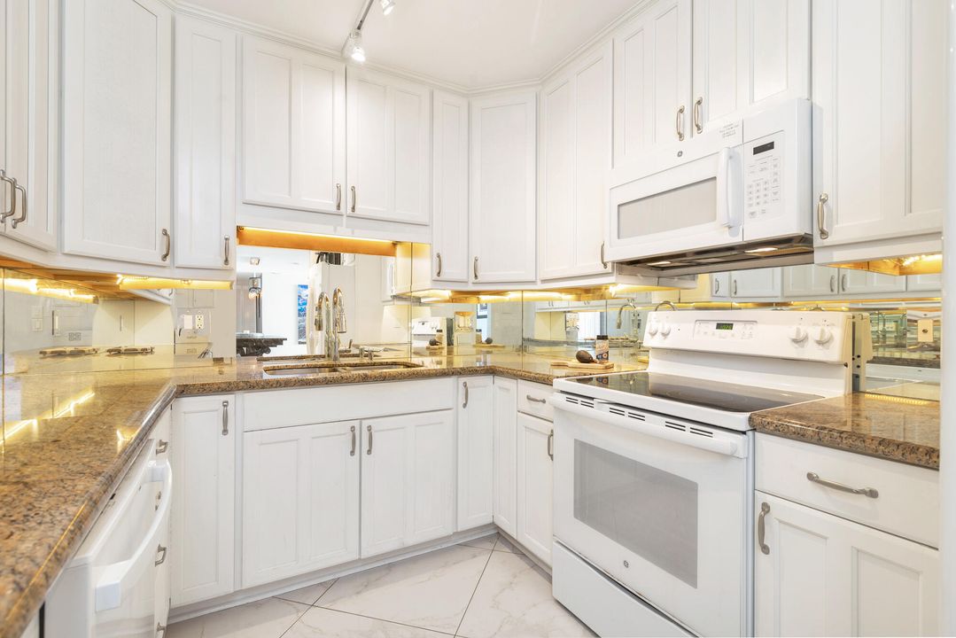 На продажу: $799,000 (2 спален, 2 ванн, 1086 Квадратных фут)