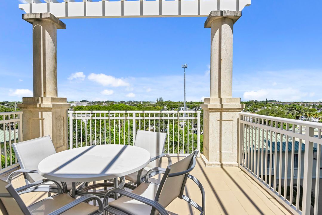 For Sale: $595,000 (2 beds, 2 baths, 1350 Square Feet)