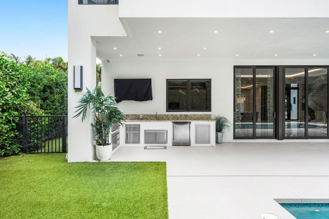 For Sale: $9,100,000 (5 beds, 6 baths, 6140 Square Feet)