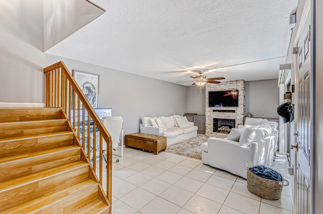 For Sale: $345,000 (2 beds, 2 baths, 1236 Square Feet)