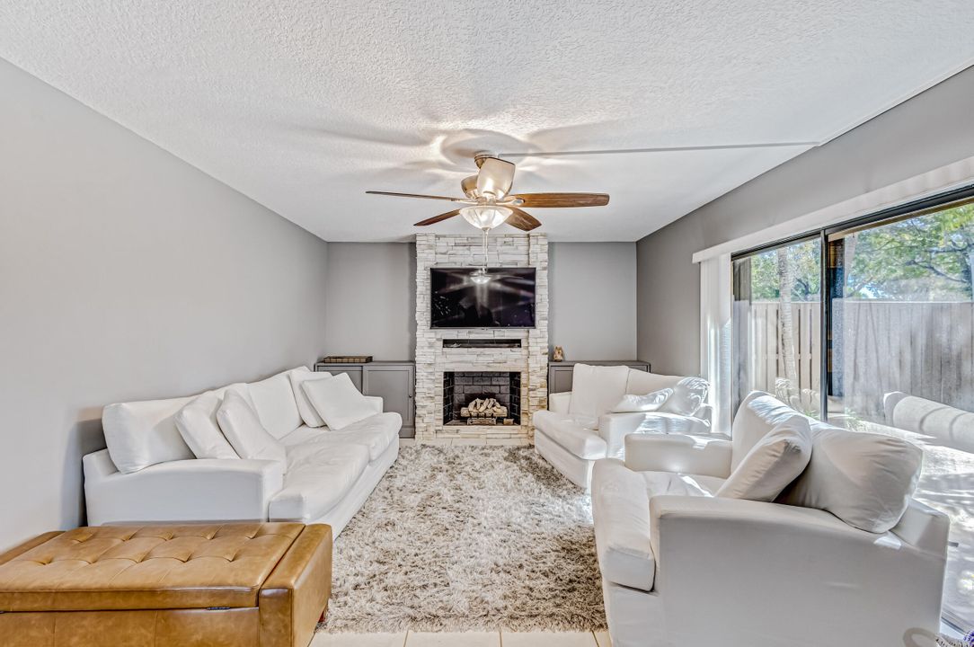 For Sale: $345,000 (2 beds, 2 baths, 1236 Square Feet)