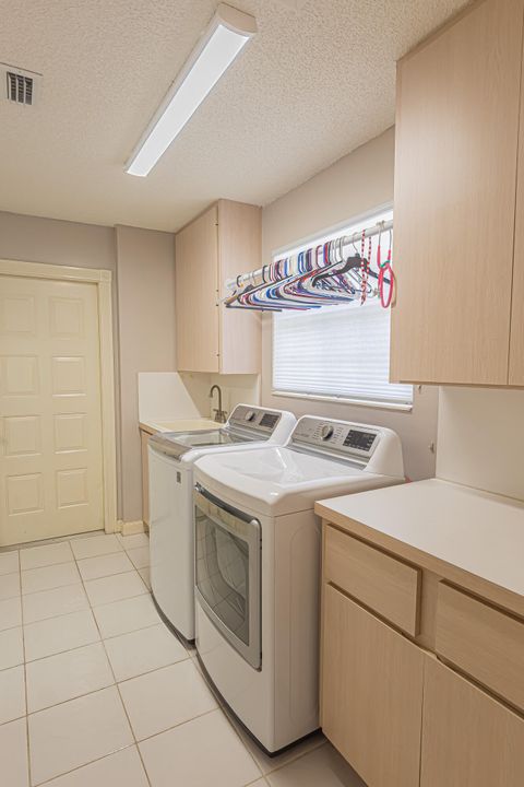 For Sale: $309,900 (2 beds, 2 baths, 1525 Square Feet)