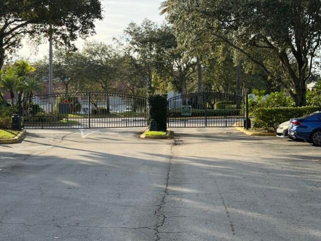 出租: $2,000 (2 贝兹, 2 浴室, 929 平方英尺)