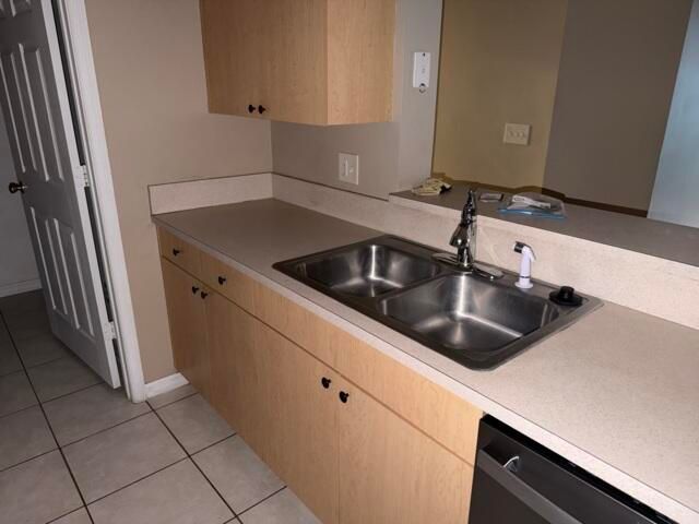 出租: $2,000 (2 贝兹, 2 浴室, 929 平方英尺)