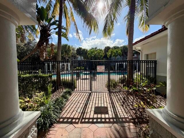 出租: $2,000 (2 贝兹, 2 浴室, 929 平方英尺)