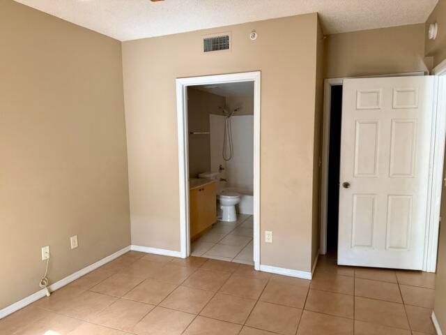 出租: $2,000 (2 贝兹, 2 浴室, 929 平方英尺)