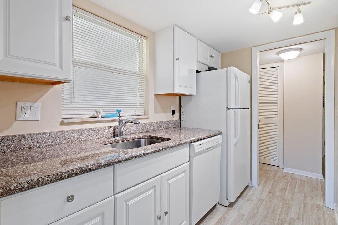 For Sale: $280,000 (1 beds, 1 baths, 1100 Square Feet)