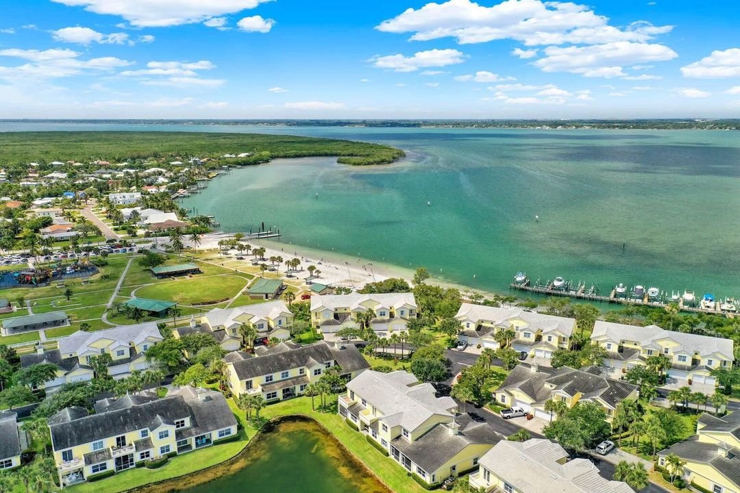 En Venta: $575,000 (2 camas, 2 baños, 2360 Pies cuadrados)