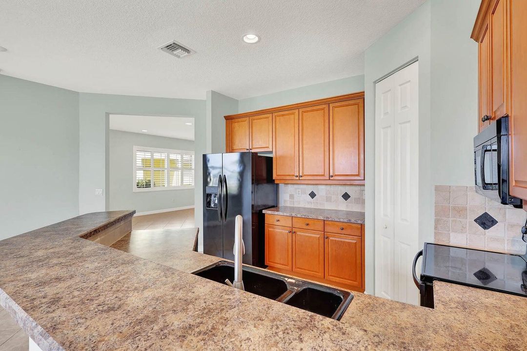 En Venta: $575,000 (2 camas, 2 baños, 2360 Pies cuadrados)