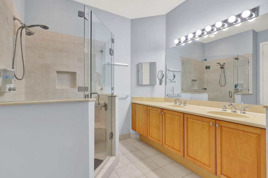 En Venta: $575,000 (2 camas, 2 baños, 2360 Pies cuadrados)