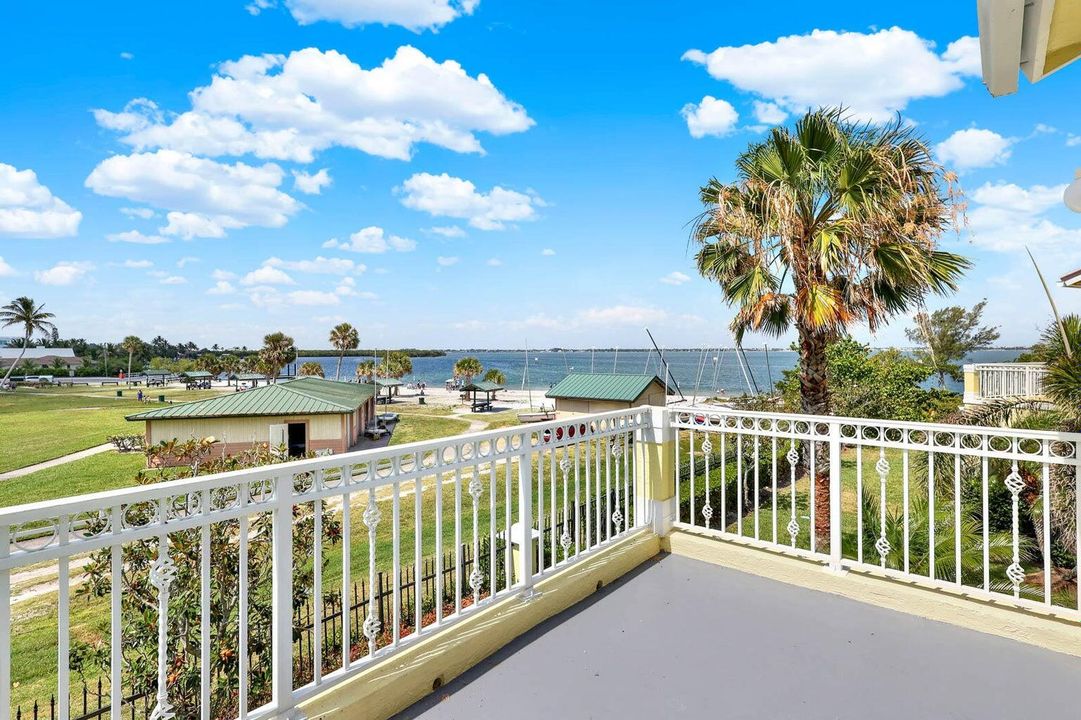 En Venta: $575,000 (2 camas, 2 baños, 2360 Pies cuadrados)