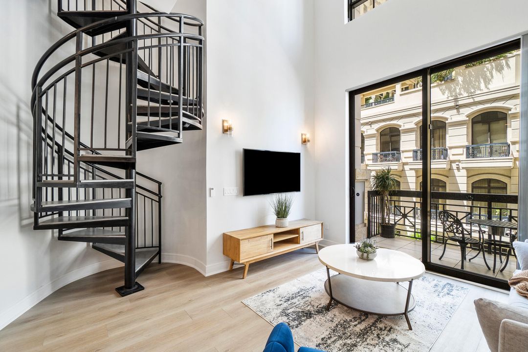 待售: $599,000 (1 贝兹, 1 浴室, 1096 平方英尺)