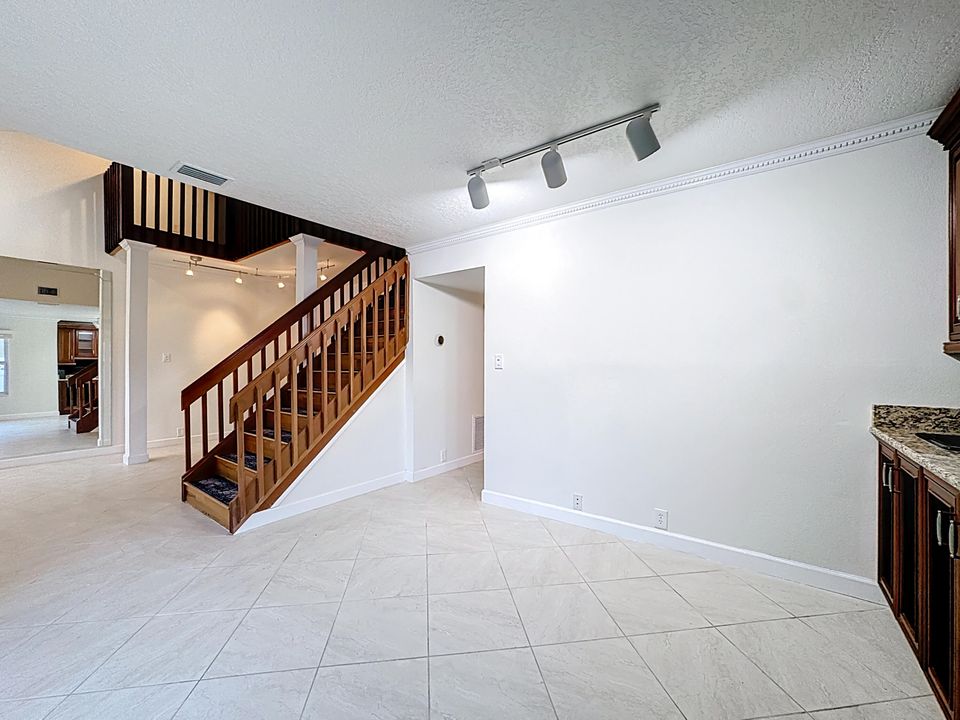 For Sale: $350,000 (3 beds, 2 baths, 1548 Square Feet)