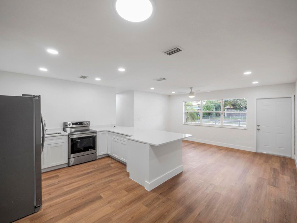 For Sale: $395,000 (3 beds, 1 baths, 1324 Square Feet)