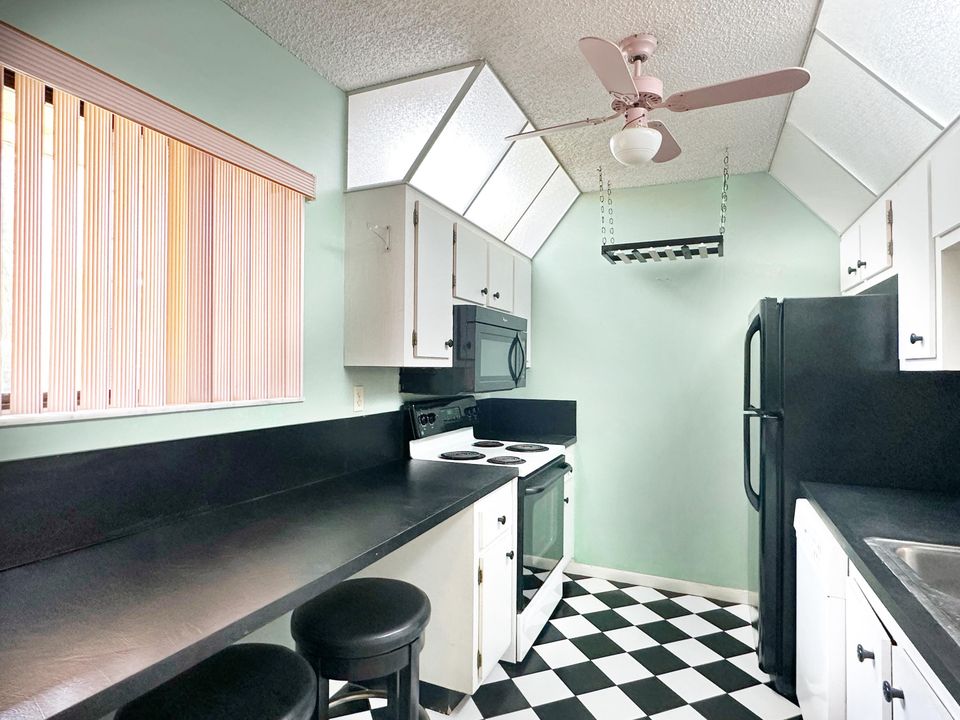 В аренду: $2,200 (2 спален, 2 ванн, 957 Квадратных фут)