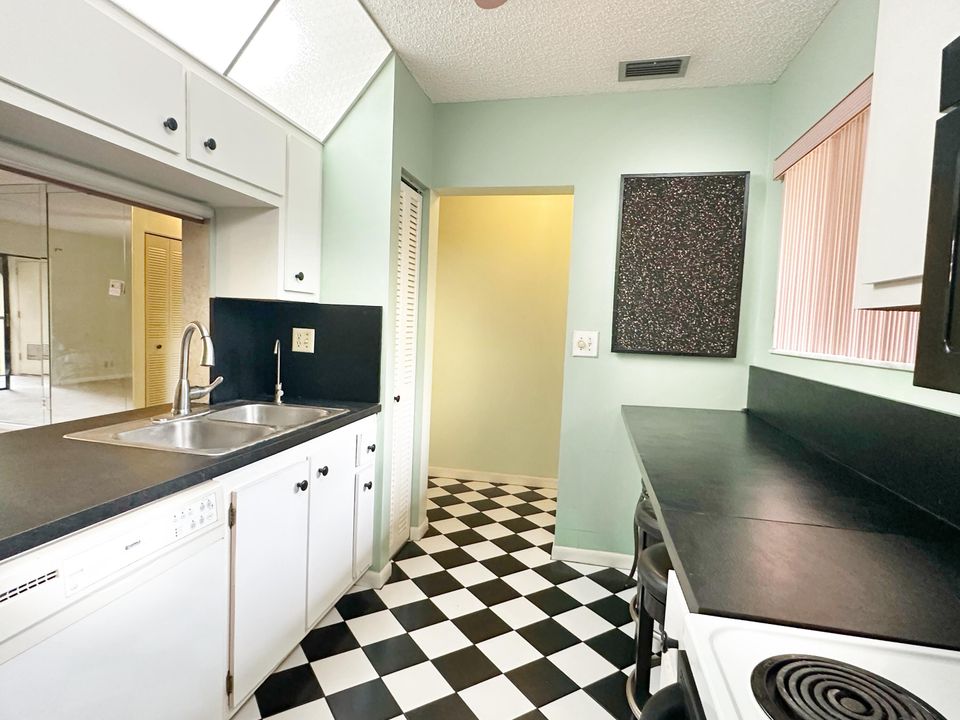 В аренду: $2,200 (2 спален, 2 ванн, 957 Квадратных фут)