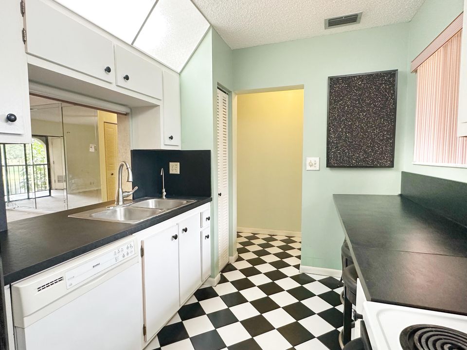 В аренду: $2,200 (2 спален, 2 ванн, 957 Квадратных фут)