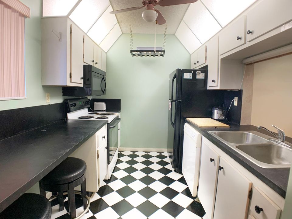 В аренду: $2,200 (2 спален, 2 ванн, 957 Квадратных фут)