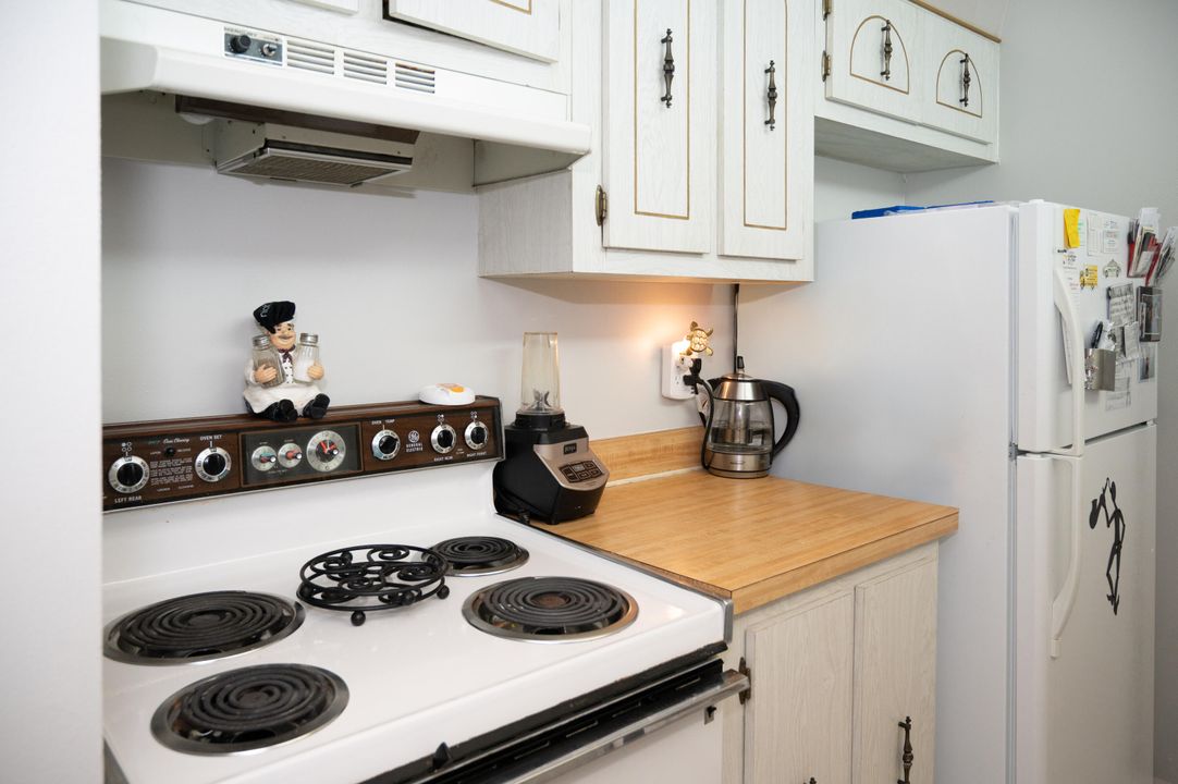 For Sale: $230,000 (2 beds, 2 baths, 1023 Square Feet)