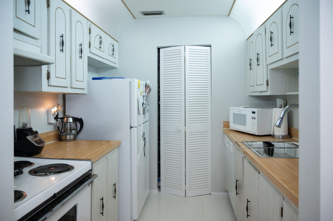 For Sale: $230,000 (2 beds, 2 baths, 1023 Square Feet)