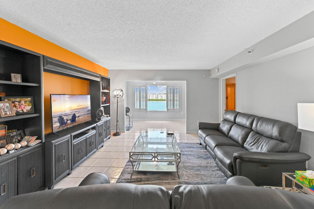 For Sale: $289,000 (2 beds, 2 baths, 1500 Square Feet)