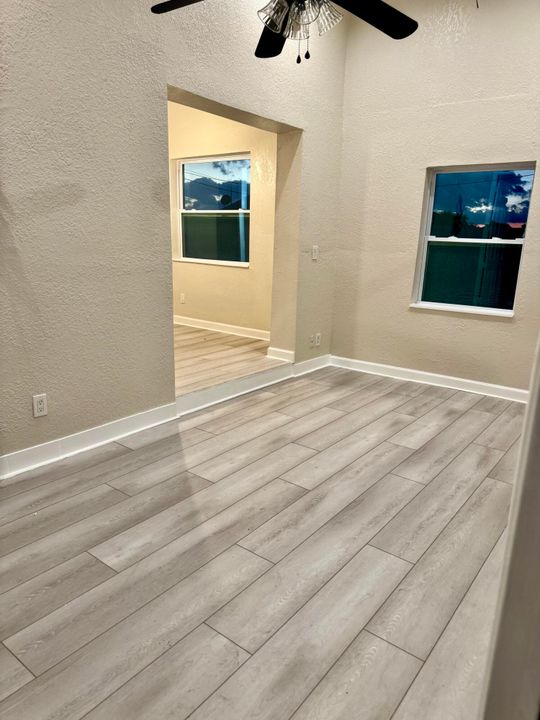 For Rent: $2,400 (3 beds, 2 baths, 961 Square Feet)