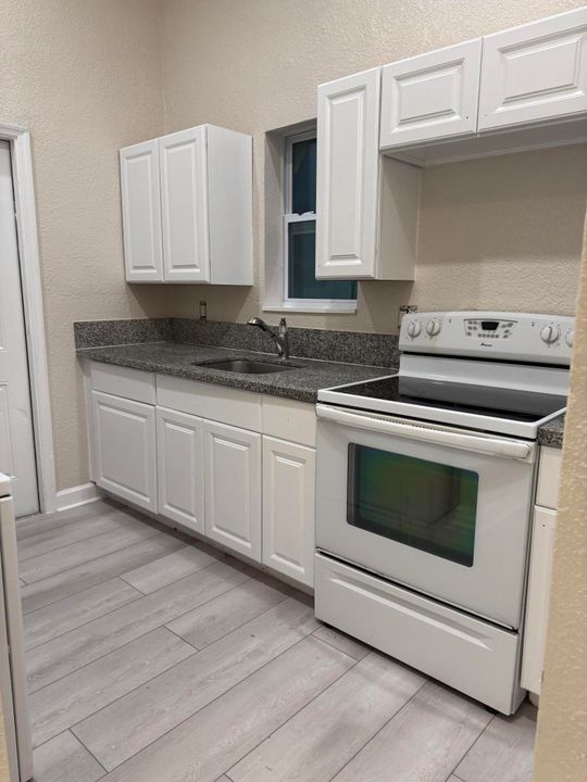 For Rent: $2,400 (3 beds, 2 baths, 961 Square Feet)