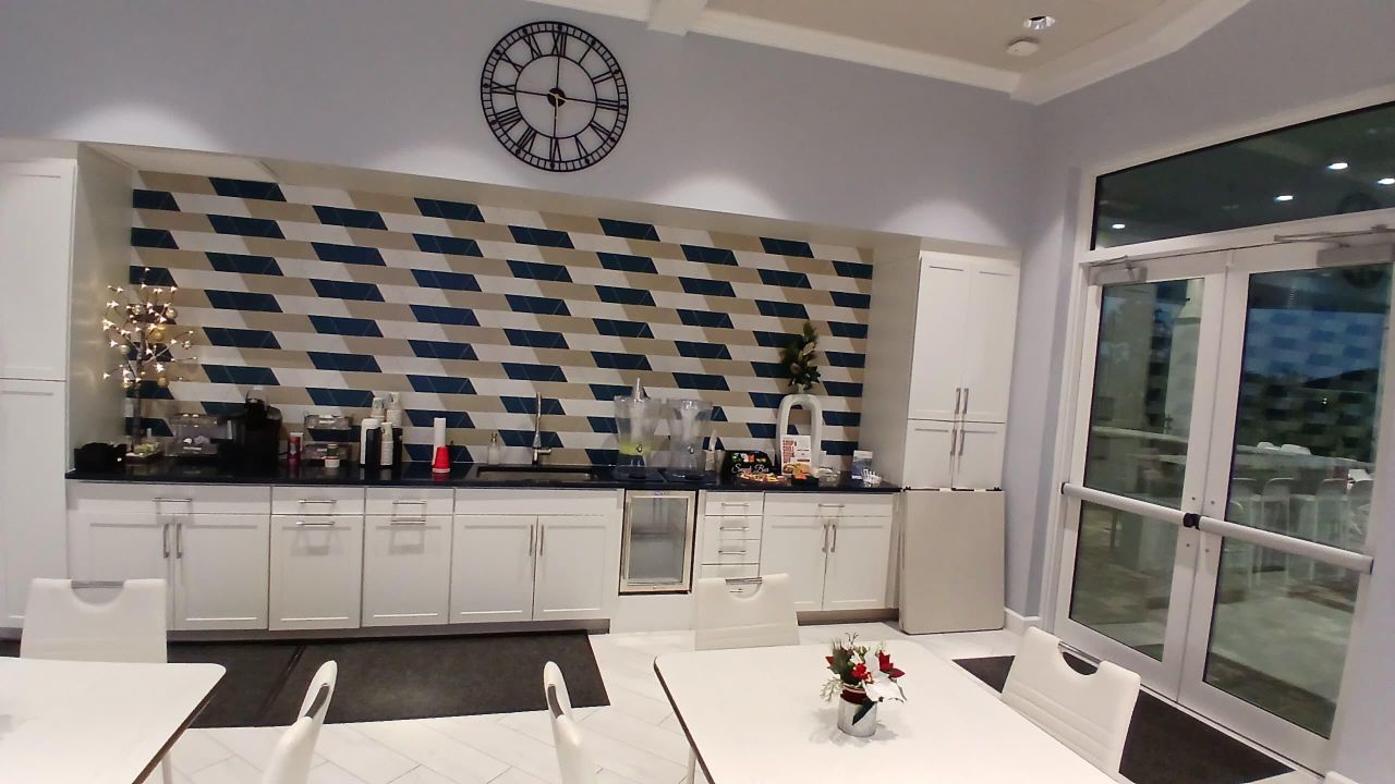 出租: $4,000 (3 贝兹, 3 浴室, 2389 平方英尺)