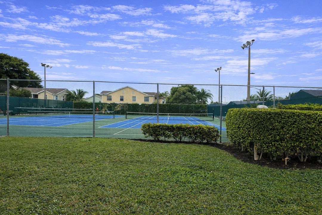 For Rent: $2,000 (3 beds, 2 baths, 1024 Square Feet)