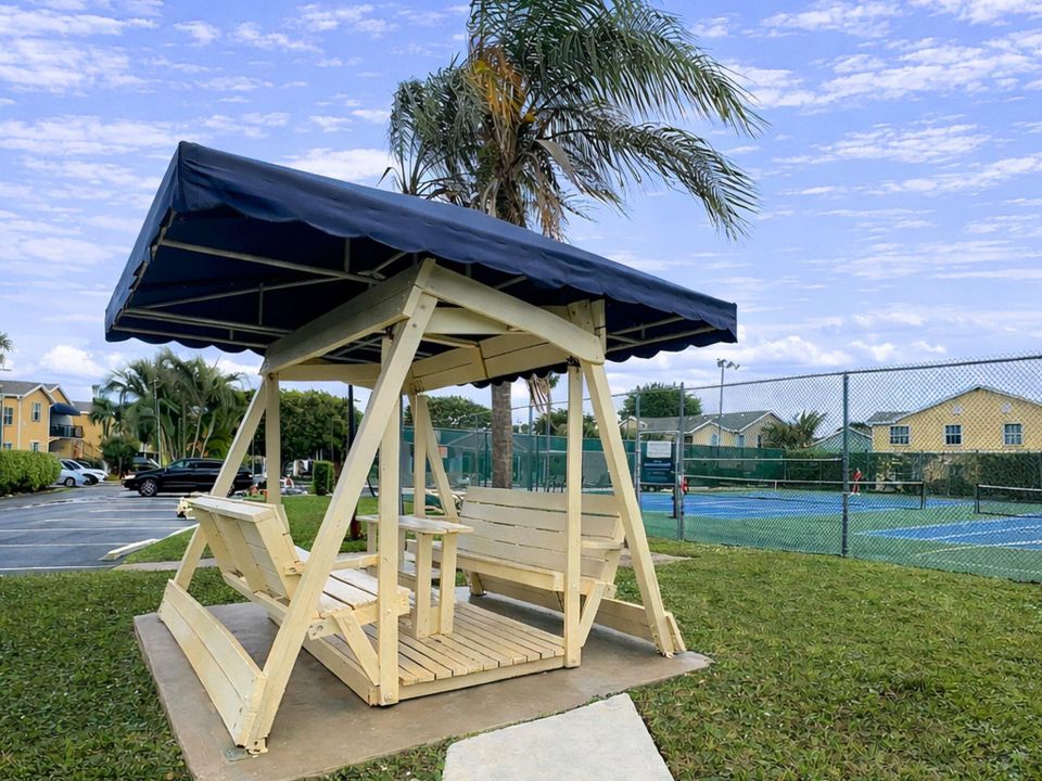 For Rent: $2,000 (3 beds, 2 baths, 1024 Square Feet)