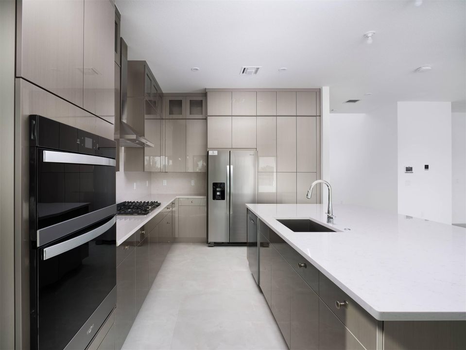 В аренду: $7,000 (5 спален, 6 ванн, 4214 Квадратных фут)