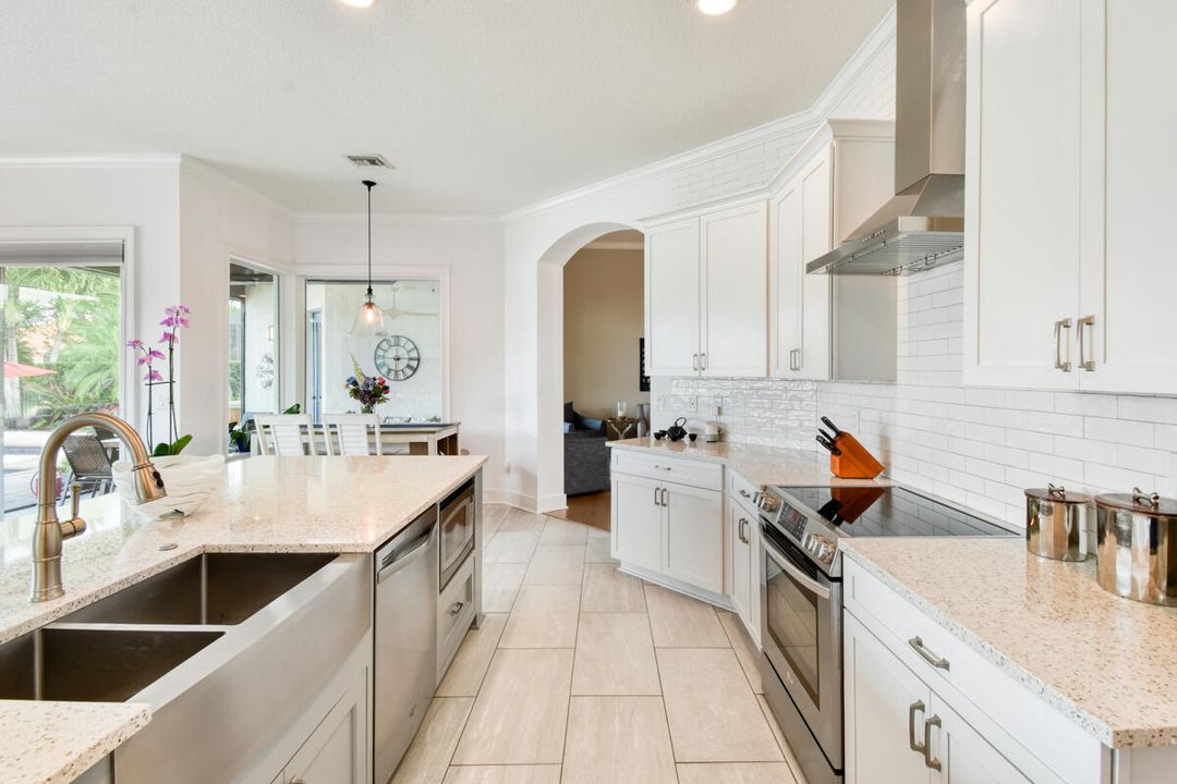 En Venta: $799,000 (3 camas, 2 baños, 2341 Pies cuadrados)