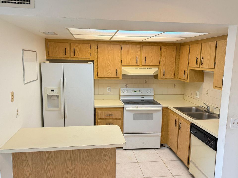 待售: $160,000 (2 贝兹, 2 浴室, 883 平方英尺)