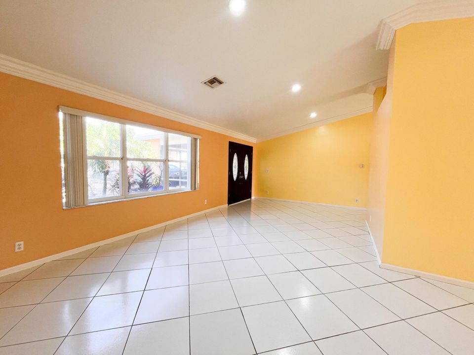 For Rent: $3,100 (3 beds, 2 baths, 1954 Square Feet)