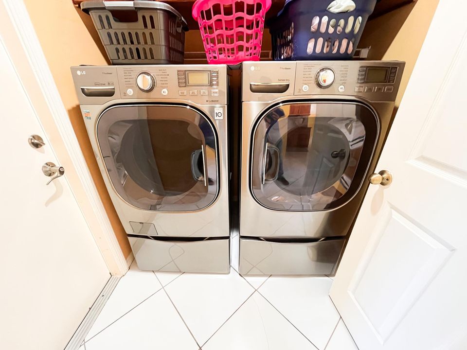 For Rent: $3,100 (3 beds, 2 baths, 1954 Square Feet)